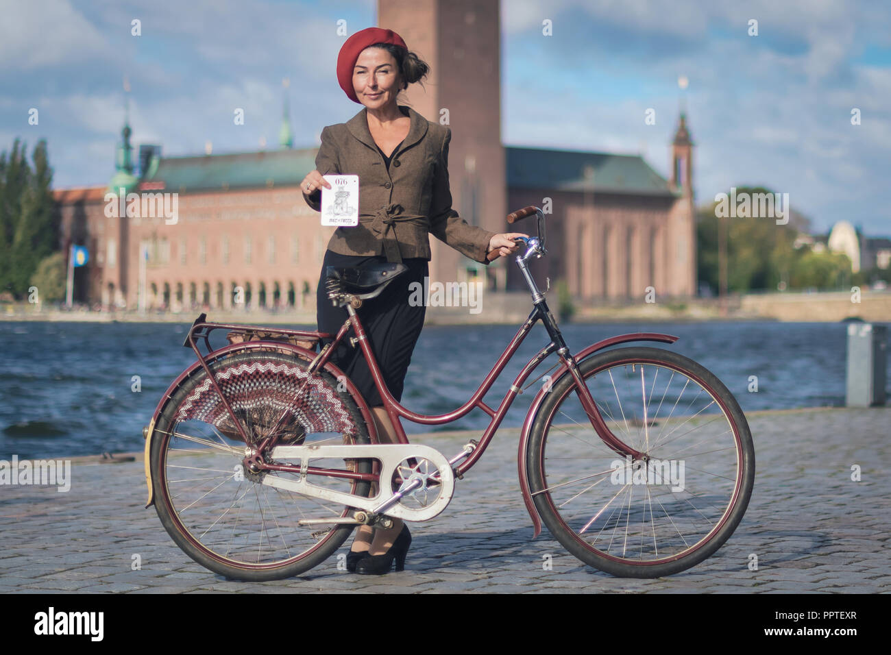 STOCKHOLM, Schweden, Sept. 22, 2018: Fahrrad in Tweed Radtour mit Oldtimer und Kleidung. Vor dem Start Mit der Kulisse des Rathauses. Stockfoto