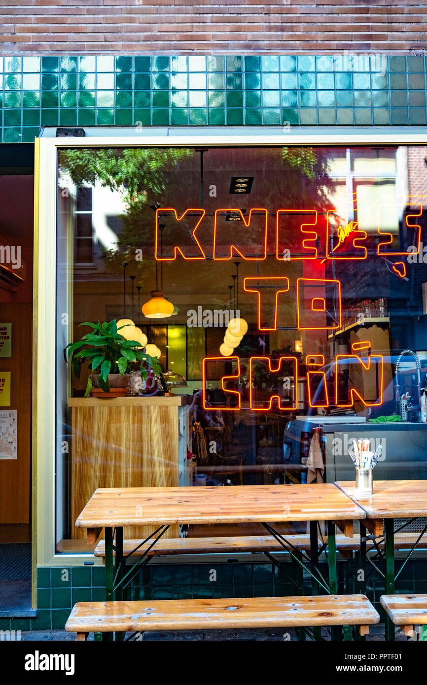 Knie zum Kinn asiatischen Cafe Brüssel Stockfoto