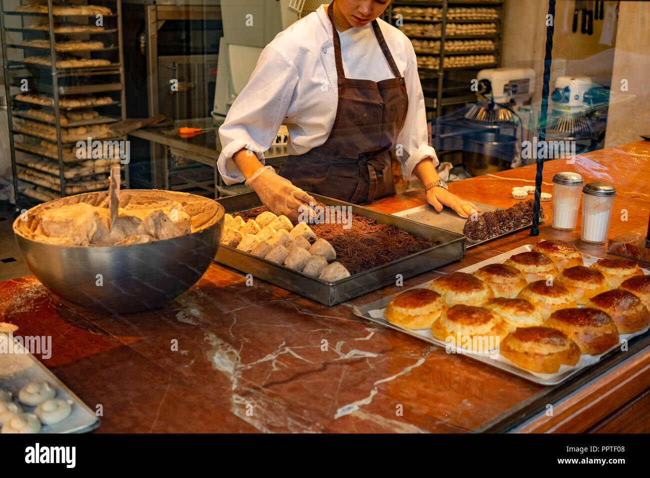 Bäcker Arbeiten in Bäckerei Stockfoto