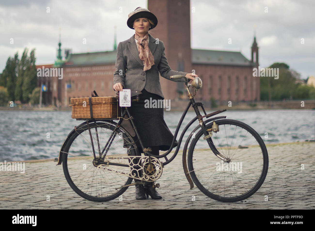 STOCKHOLM, Schweden, Sept. 22, 2018: Fahrrad in Tweed Radtour mit Oldtimer und Kleidung. Vor dem Start Mit der Kulisse des Rathauses. Stockfoto