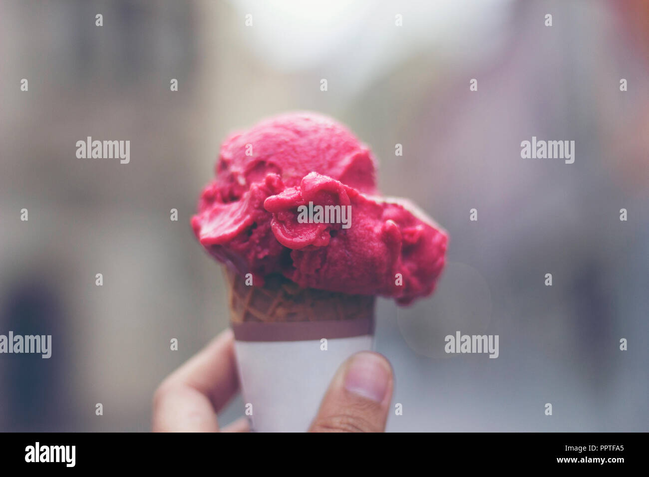Woman's Hände, die schmelzenden Eis Waffel Kegel in die Hände auf Sommer Licht Stockfoto