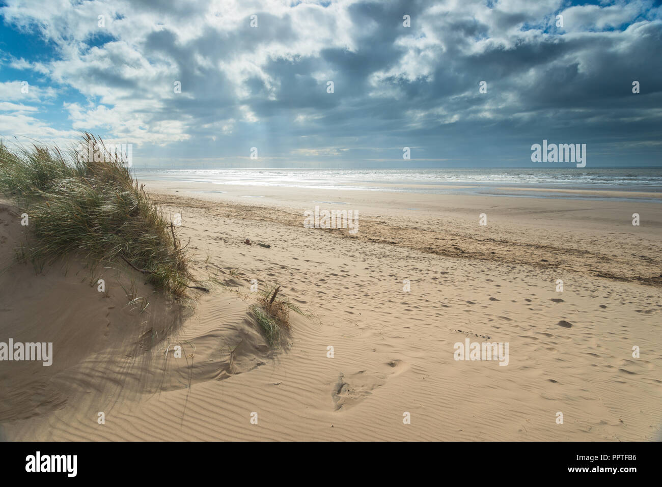 Der Sandstrand von Formby mit Sanddünen auf einem sonnigen September Nachmittag im Herbst, Merseyside, England, UK. Stockfoto