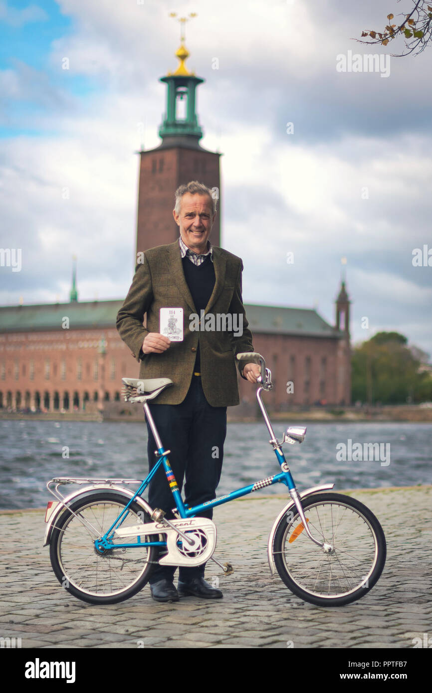 STOCKHOLM, Schweden, Sept. 22, 2018: Fahrrad in Tweed Radtour mit Oldtimer und Kleidung. Vor dem Start Mit der Kulisse des Rathauses. Stockfoto