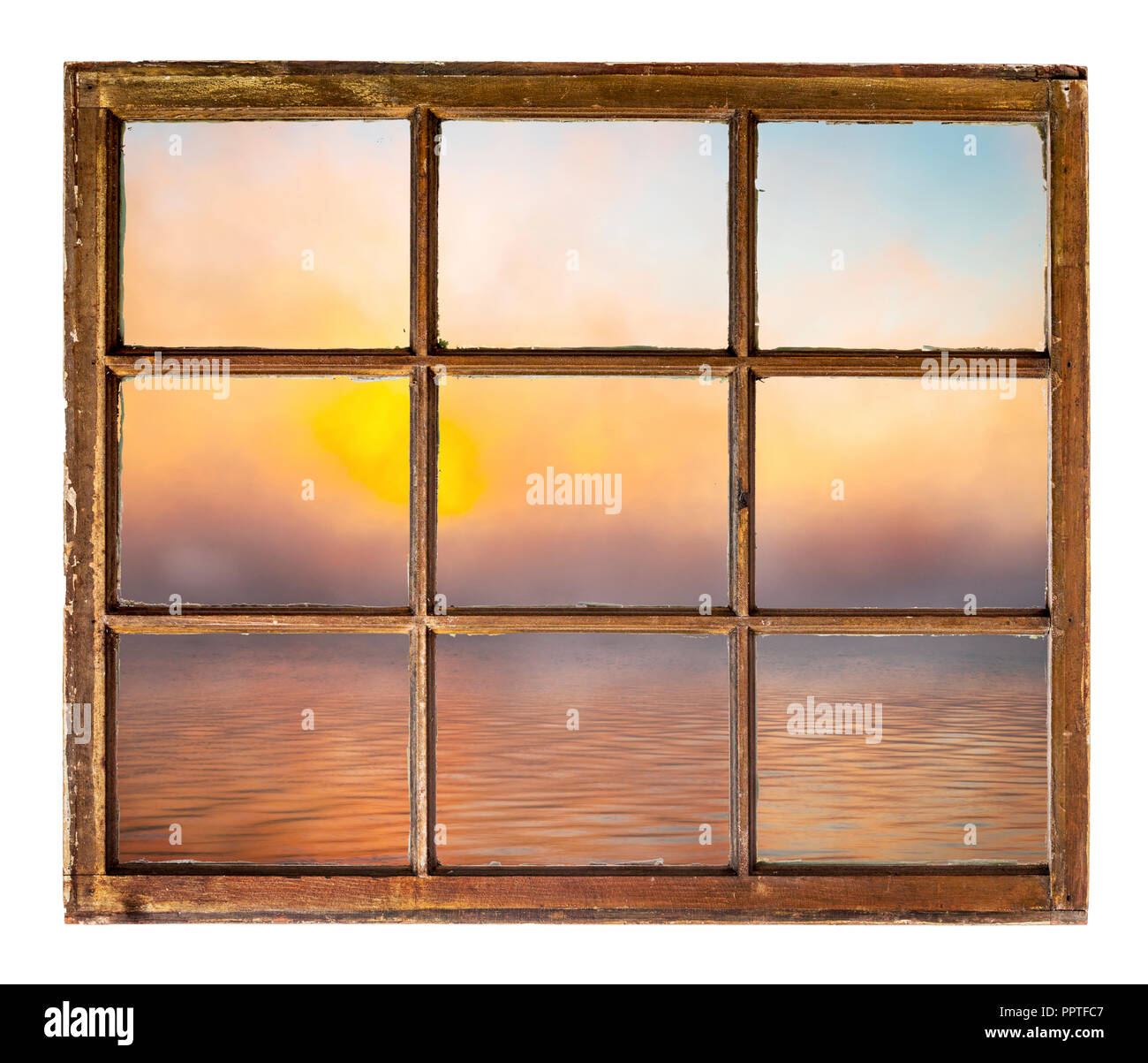 Nebliger Sonnenaufgang über Wasser wie aus einem Jahrgang Kabine Fenster gesehen Stockfoto