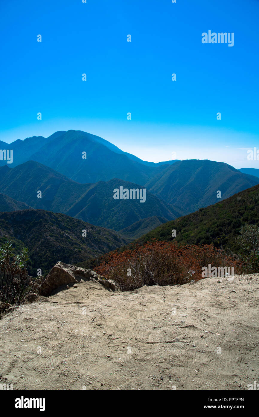 Panoramablick über die San Gabriel Mountains, wie vom Mount WIlson in der Nähe von Glendale, Kalifornien gesehen Stockfoto