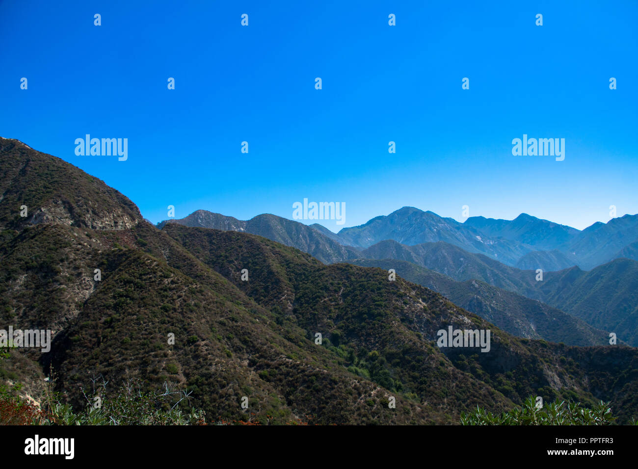 Panoramablick über die San Gabriel Mountains, wie vom Mount WIlson in der Nähe von Glendale, Kalifornien gesehen Stockfoto