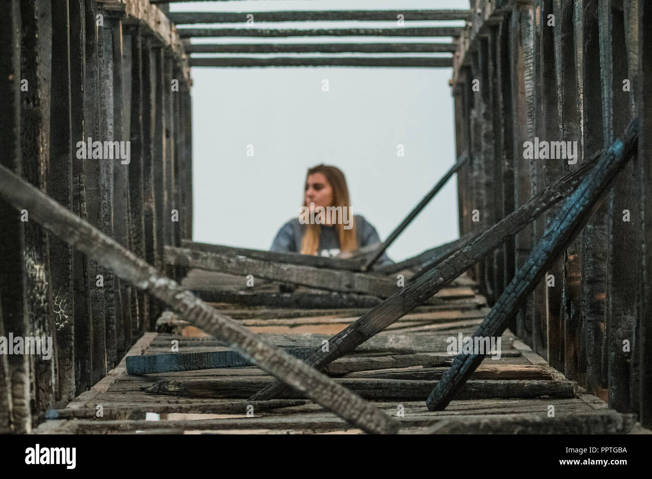 London, Großbritannien. 27. Sep 2018. Marianne Vitale, verbrannte Brücke, 2012 - Schwarz Spiegel die neue Ausstellung in der Saatchi Gallery über die Rolle der Kunst in den sozialen Satire - mit Arbeiten von 26 zeitgenössischen Künstlern. Es läuft ab 28 Sept 18 - 13 Jan 19. Credit: Guy Bell/Alamy leben Nachrichten Stockfoto