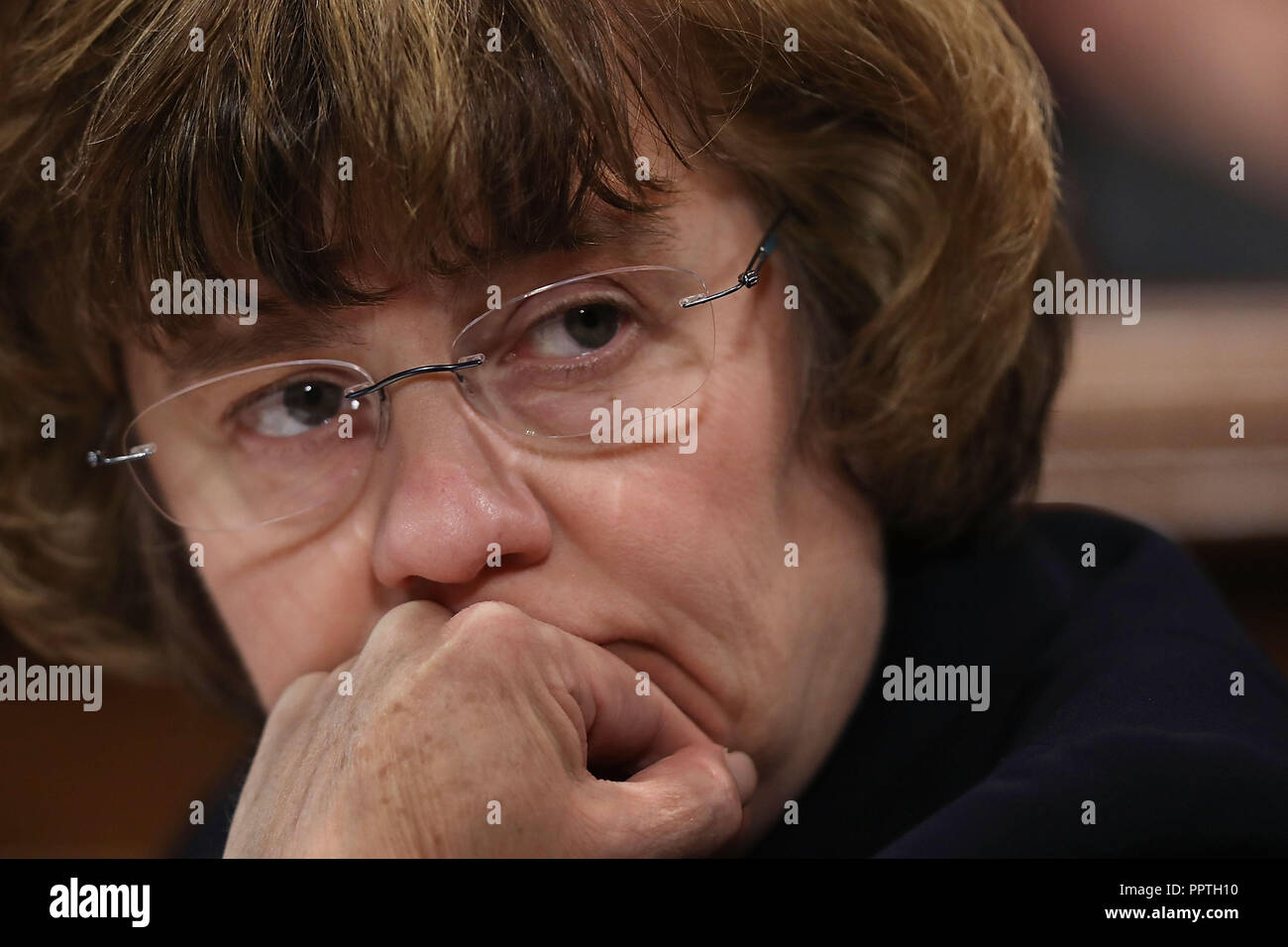 WASHINGTON, DC - 27. SEPTEMBER: Rachel Mitchell, der Leiter der Abteilung besondere Opfer der Maricopa County attorneyÕs Büro in Arizona, bereitet Christine Blasey Ford im Namen des republikanischen Abgeordneten im Senat-rechtsausschusse im Dirksen Senate Office Building auf dem Capitol Hill September 27, 2018 in Washington, DC in Frage zu stellen. Ein Professor an der Universität von Palo Alto und ein Forschung Psychologe an der Stanford University School of Medicine, hat Ford beschuldigt Supreme Court nominee Richter Brett Kavanaugh sexuellen Nötigung von ihr während einer Partei im Jahre 1982, wenn Sie high school Studen waren Stockfoto