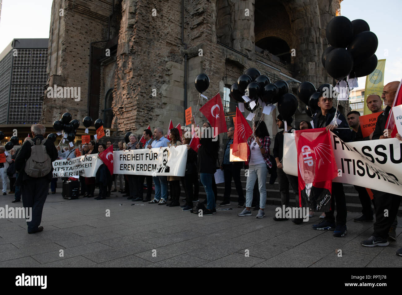 27. September 2018, Berlin: die Teilnehmer in eine anti-Erdogan demonstration Banner auf dem Breitscheidplatz. Es, die KWK-deutschen Verbände hatten für eine Protestaktion gegen den Staatsbesuch des türkischen Präsidenten Erdogan bezeichnet. Auf Transparenten und in reden sie die Freilassung aller politischen Gefangenen in der Türkei gefordert. Foto: Paul Zinken/dpa Stockfoto