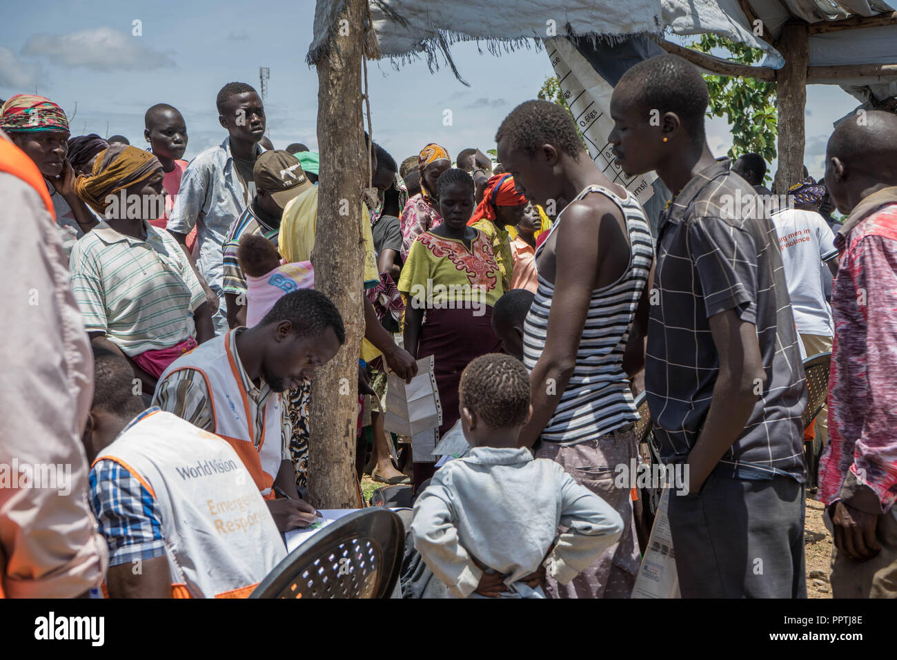 Uganda. 7. Mai, 2018. Der südsudanesische Flüchtlinge gesehen, die ihre Ration der Nahrungsmittelversorgung an Bidi Bidi Flüchtling Siedlung mit Hilfe von World Vision Mitarbeiter zu erhalten. Credit: Alda Tsang/SOPA Images/ZUMA Draht/Alamy leben Nachrichten Stockfoto