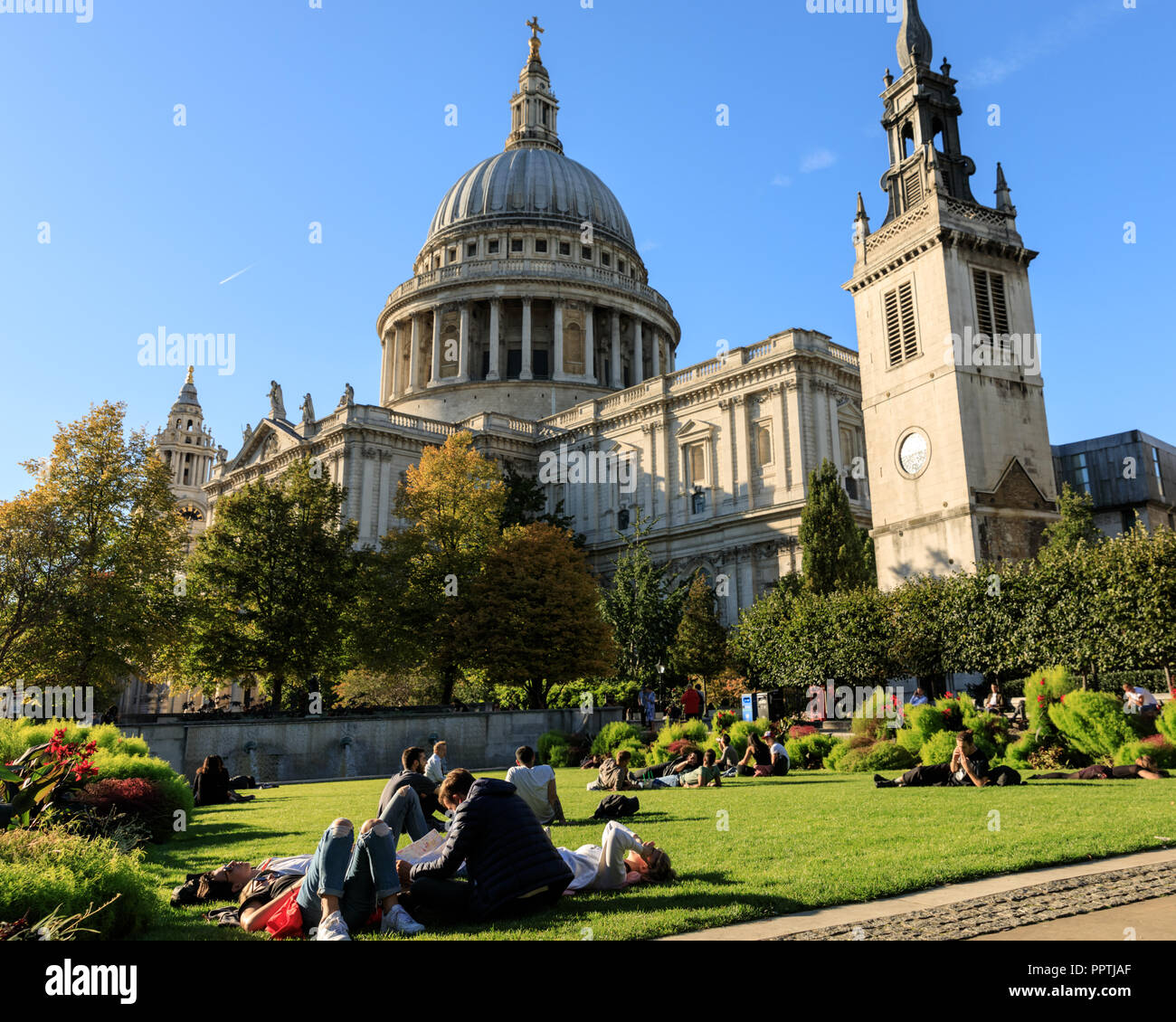 St Paul's, London, 27. Sep 2018. Menschen die Schöne Herbst Sonnenschein und warme Temperaturen und blauen Himmel genießen, viele auf dem Rasen um die St Paul's Kathedrale in London City entspannen. Credit: Imageplotter Nachrichten und Sport/Alamy leben Nachrichten Stockfoto