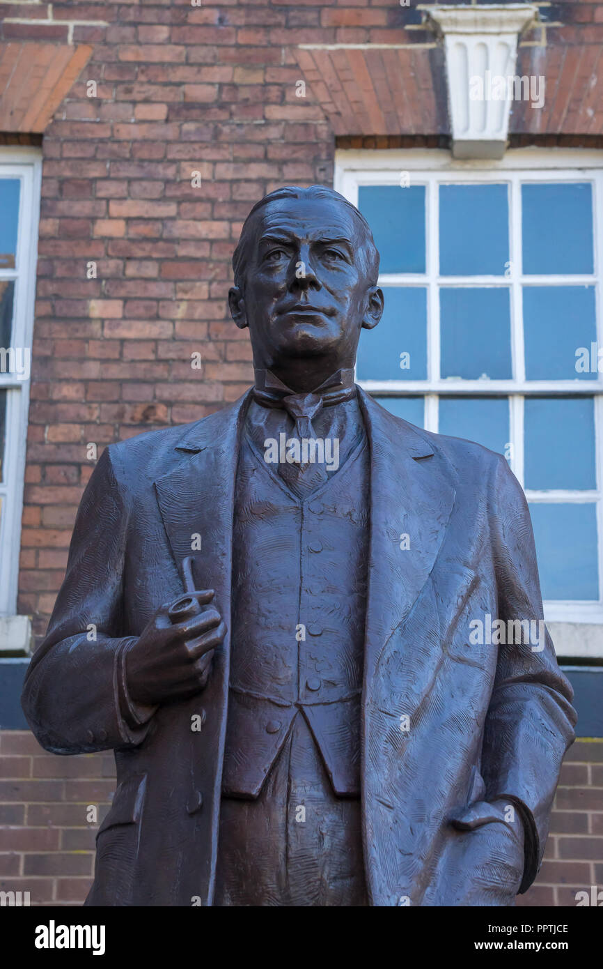 Bewdley, Großbritannien. September 2018. Der Herzog von Gloucester enthüllt die Statue, die Bewdleys berühmtesten Sohn dreimal den britischen Premierminister Stanley Baldwin ehrt. An der Veranstaltung nahmen lokale Würdenträger Teil, darunter die Regierungsvertretung von Tom Watson & Mark Garnier und die Urenkelin von Herrn Baldwin. Hier sehen wir eine Vorderansicht der Statue von Stanley Baldwin. Kredit: Lee Hudson/Alamy Live News Stockfoto