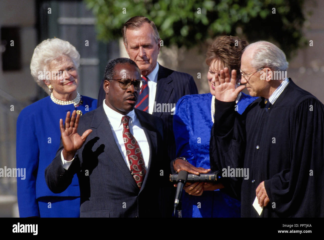 Washington, DC. 10-18-1991 Richter Clarence Thomas Nominee für Gerechtigkeit Mitarbeiter des United States Supreme Court ist in der Gerechtigkeit Bryon Weiß im Rosengarten des Weißen Hauses vereidigt als seine Frau Virginia und Präsident H.W. Bush und Barbara Bush auf. Credit: Mark Reinstein/MediaPunch Stockfoto