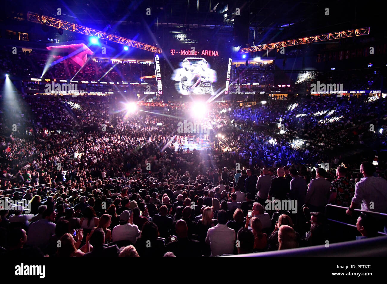 9-27-18. Las Vegas NV. Eine Masse von 21.900 Boxfans nehmen an der GGG vs  Canelo Kampf bei der T-Mobile Arena am Samstag, den 15. September, dass die  PPV auf HBO Sports war.