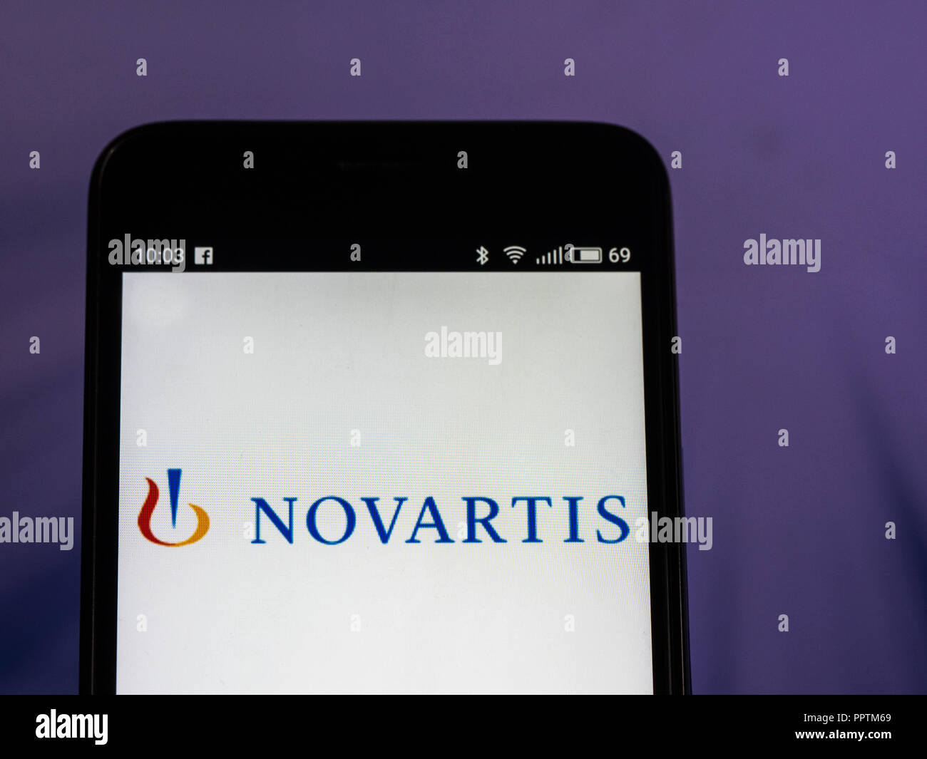 September 27, 2018 - Kiew, Ukraine - Novartis Logo auf dem Smartphone angezeigt. Novartis International AG ist eine Schweizer multinationale Pharmaunternehmen (Credit Bild: © Igor Golovniov/SOPA Bilder über ZUMA Draht) Stockfoto