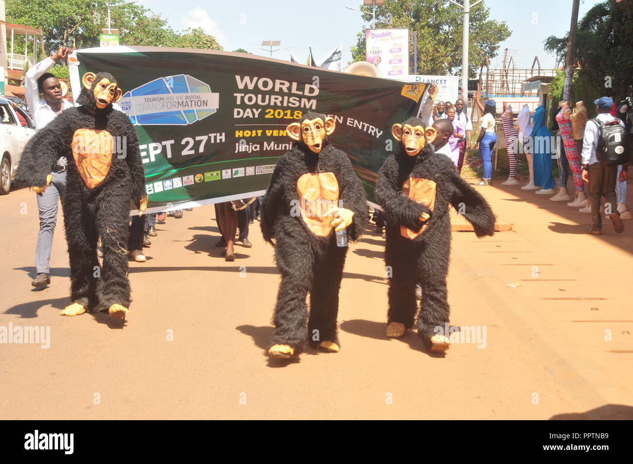 Jinja, Uganda. 27, September, 2018. Minister für Tourismus, die Tier- und Pflanzenwelt und Antiquitäten Godfrey Kiwanda (2. rechts) Unterstützt von Uganda's Tourism Board Vorsitzender Migereko Daudi (4. links) in einen Baum pflanzen bei Rippon Garten in Jinja während der nationalen Feierlichkeiten Welt Tourismus Tag zu kennzeichnen. Credit: Donald Kiirya/Alamy Leben Nachrichten. Stockfoto