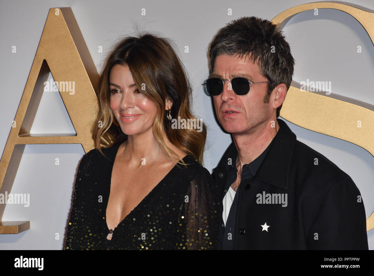 London, Großbritannien. 27. September 2018. Sara MacDonald und Noel Gallagher besuchen sie ein Star ist geboren UK Premiere auf der Vue Cinemas, Leicester Square, London, UK, 27. September 2018. Bild Capital/Alamy leben Nachrichten Stockfoto