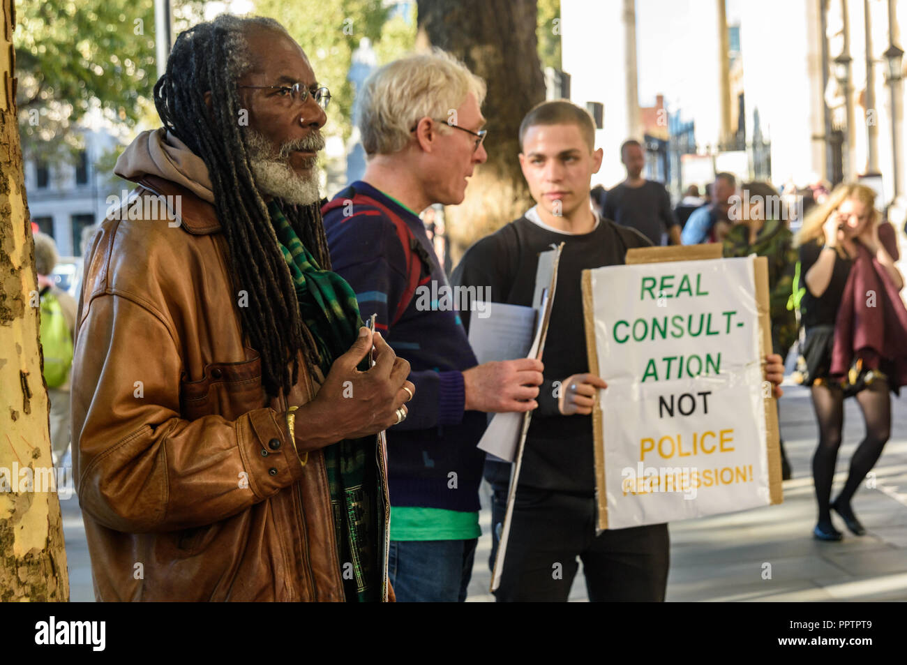 London, Großbritannien. Am 27. September 2018. Demonstranten in Südafrika Haus in Trafalgar Square die Freilassung von Rechtsanwalt Richard Spoor, am Montag, dem 24. September festgehalten, als Anwohner von der Polizei mit Tränengas und Brute Force, von der Teilnahme an einem sogenannten Öffentlichen Anhörung durch Südafrikas Minister für Bergbau Gwede Mantashe in Pläne zu meinen Titan in den Xolobeni Sands verhindert wurden. Credit: Peter Marschall/Alamy leben Nachrichten Stockfoto