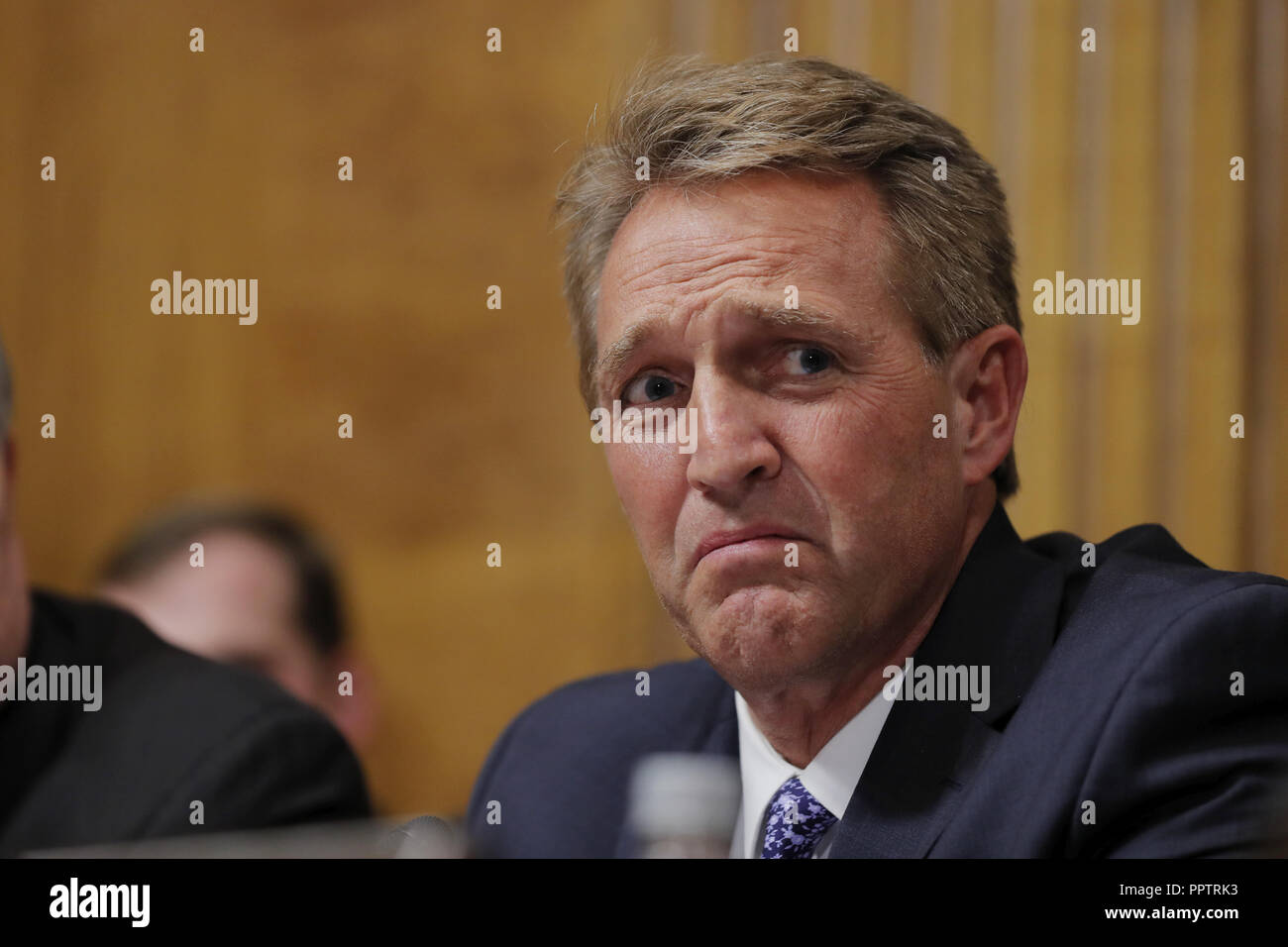 Washington, DC, USA. 27 Sep, 2018. Der US-Senator Jeff Flake (R-AZ) schaut auf während einer Senat-rechtsausschusse Bestätigungsanhörung für U.S. Supreme Court nominee Brett Kavanaugh auf dem Capitol Hill in Washington, USA, 27. September 2018. REUTERS/Jim Bourg Credit: Jim Bourg/CNP/ZUMA Draht/Alamy leben Nachrichten Stockfoto