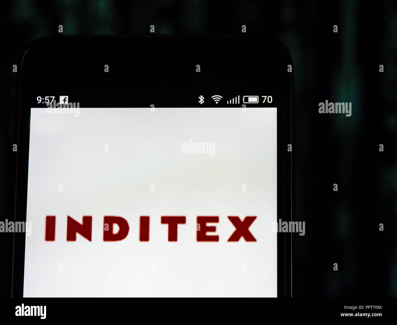 Kiew, Ukraine. 27 Sep, 2018. Inditex Logo auf dem Smartphone angezeigt. Industria de Diseno Textil, S.A. ist eine spanische multinationale Clothing Company ist die größte Fashion group in der Welt, betreibt über 7.200 Filialen in 93 Märkten weltweit. Quelle: Igor Golovniov/SOPA Images/ZUMA Draht/Alamy leben Nachrichten Stockfoto