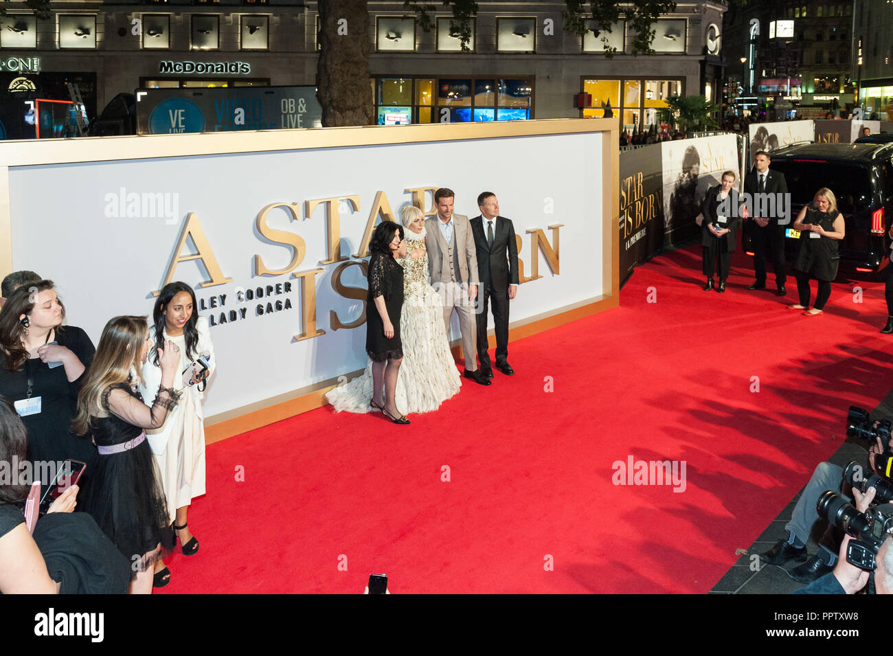 London, Großbritannien. 27. September 2018. Sue Kroll, Lady Gaga, Bradley Cooper und Bill Gerber an der UK Film Premiere von "ein Stern ist geboren" bei Vue West End in London. Credit: Wiktor Szymanowicz/Alamy leben Nachrichten Stockfoto London, Großbritannien. 27. September 2018. Sue Kroll, Lady Gaga, Bradley Cooper und Bill Gerber an der UK Film Premiere von "ein Stern ist geboren" bei Vue West End in London. Credit: Wiktor Szymanowicz/Alamy leben Nachrichten Stockfoto