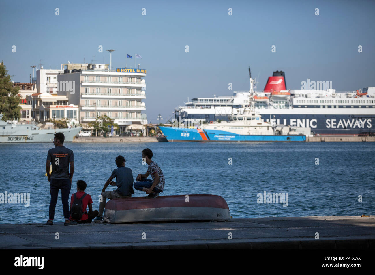 Moira, Griechenland. 24 Sep, 2018. Flüchtlinge und Migranten sitzen im Hafen von Mytilini. (Dpa 'Moria: Das Camp der Schande auf der Insel Lesbos" vom 28.09.2018) Credit: Sokrates Baltagiannis/dpa/Alamy leben Nachrichten Stockfoto