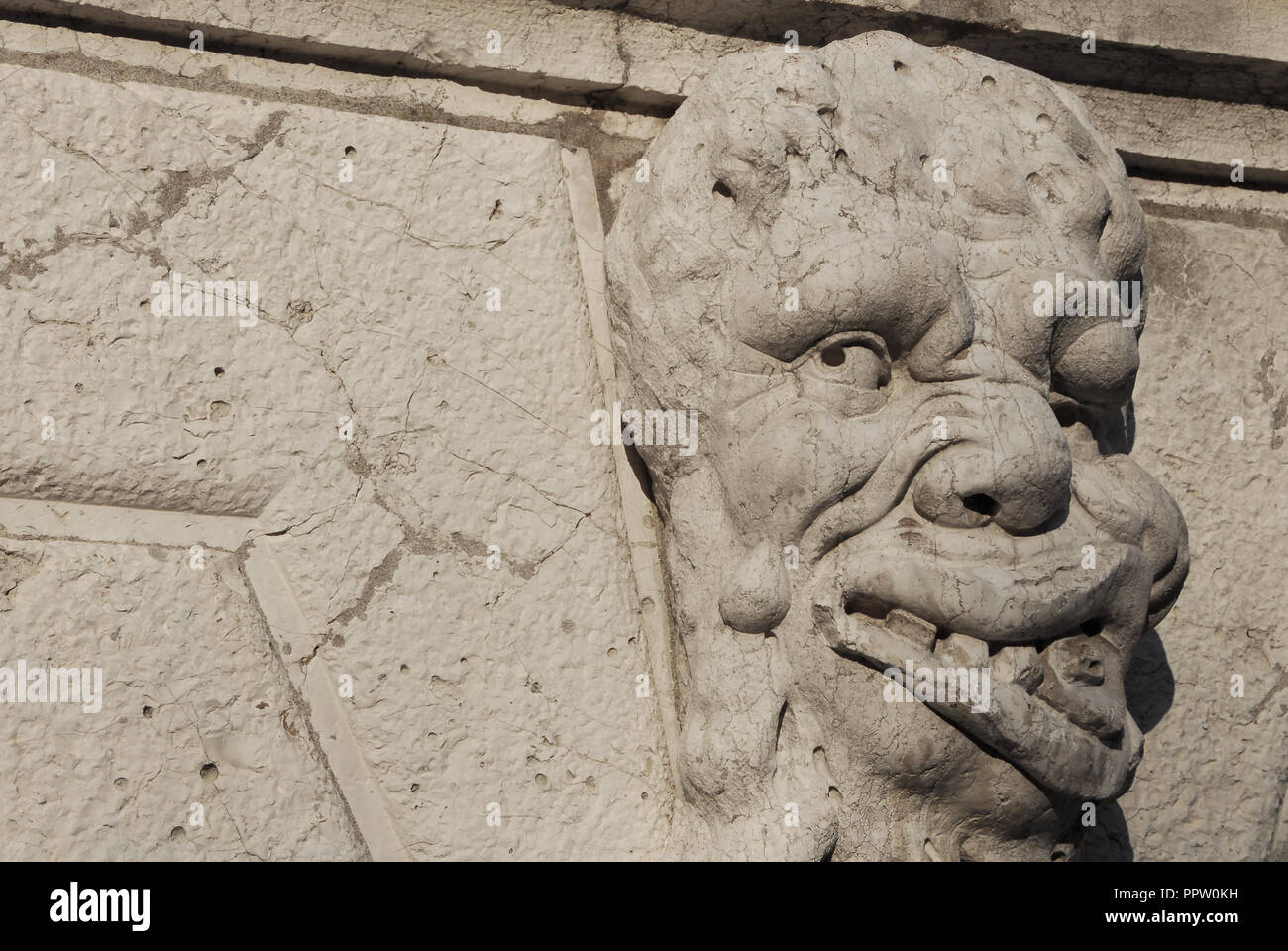 Groteske in Venedig. Bizarre Monster guardian Kopf auf Santa Formosa Glockenturm der Kirche (17. Jahrhundert) Stockfoto