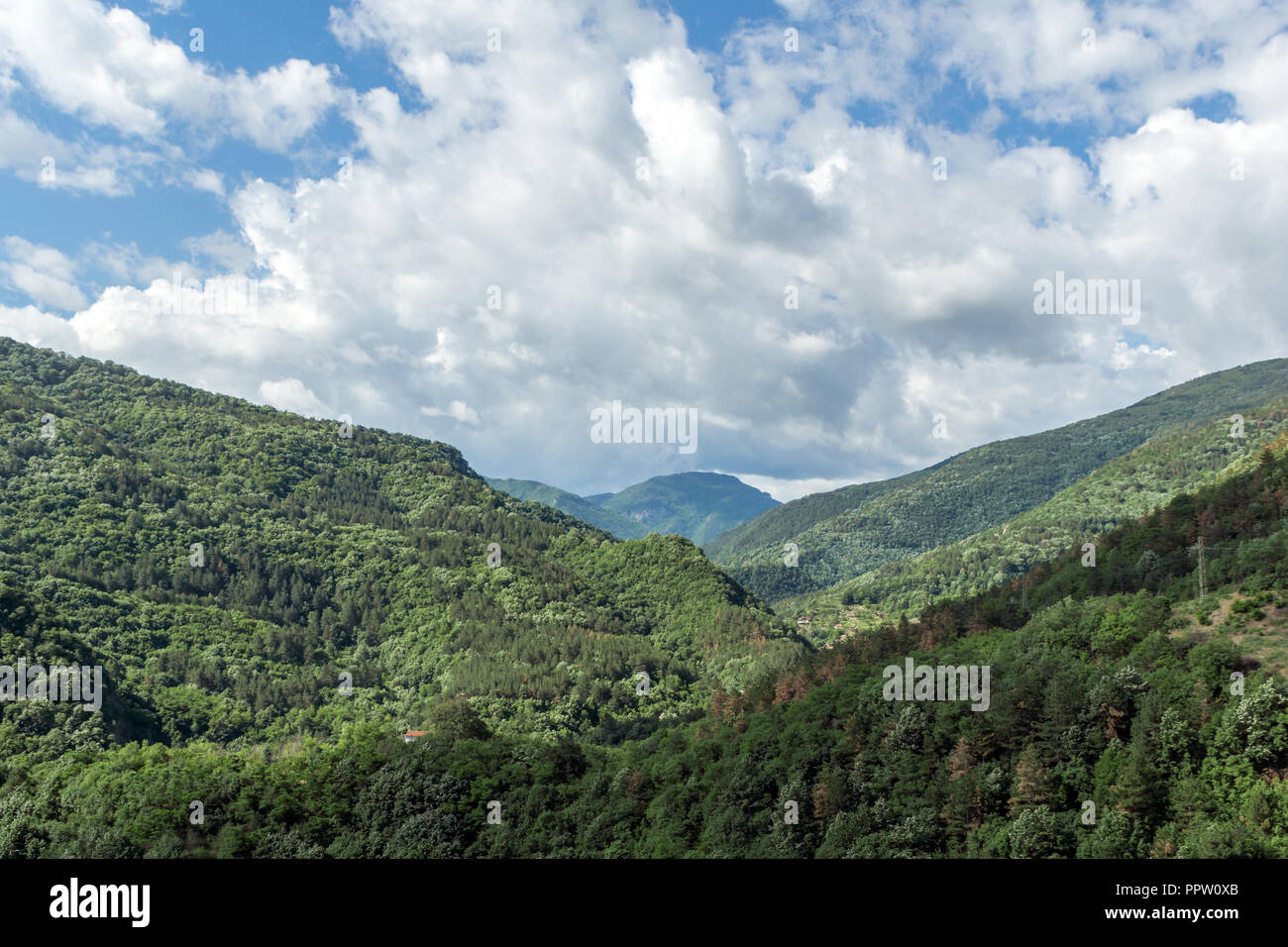 Wunderschöne Landschaft mit grünen Hügeln in der Nähe der Stadt Asenovgrad in Rhodopen, Region Plovdiv, Bulgarien Stockfoto