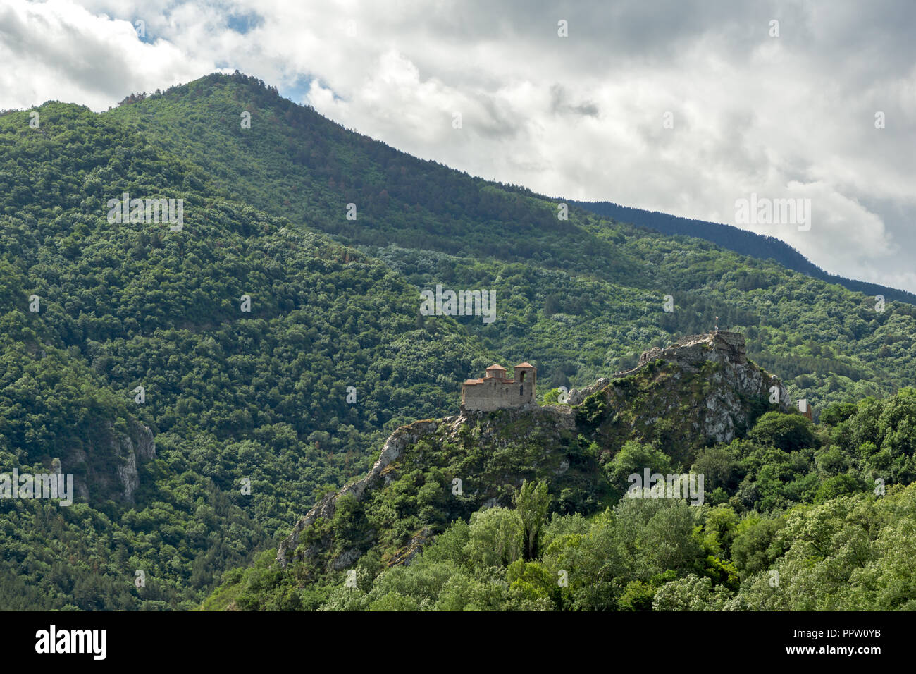 Wunderschöne Landschaft mit grünen Hügeln in der Nähe der Stadt Asenovgrad in Rhodopen, Region Plovdiv, Bulgarien Stockfoto