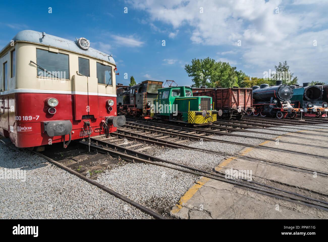 Jaworzyna Slaska, Polen - August 2018: alte ausgediente retro-Loks und Wagen auf der Seite Titel im Depot im Museum der Industrie ein Stockfoto