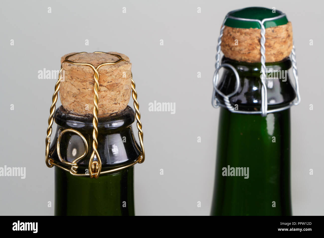 Korken von zwei Flaschen Apfelwein aus der Bretagne Stockfoto