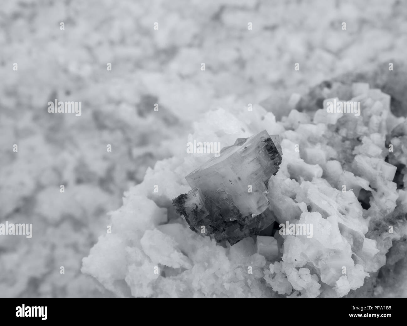 Riesige Salz Kristall mit Imprägnierungen von Mineralien in salzige Wüste. Stockfoto