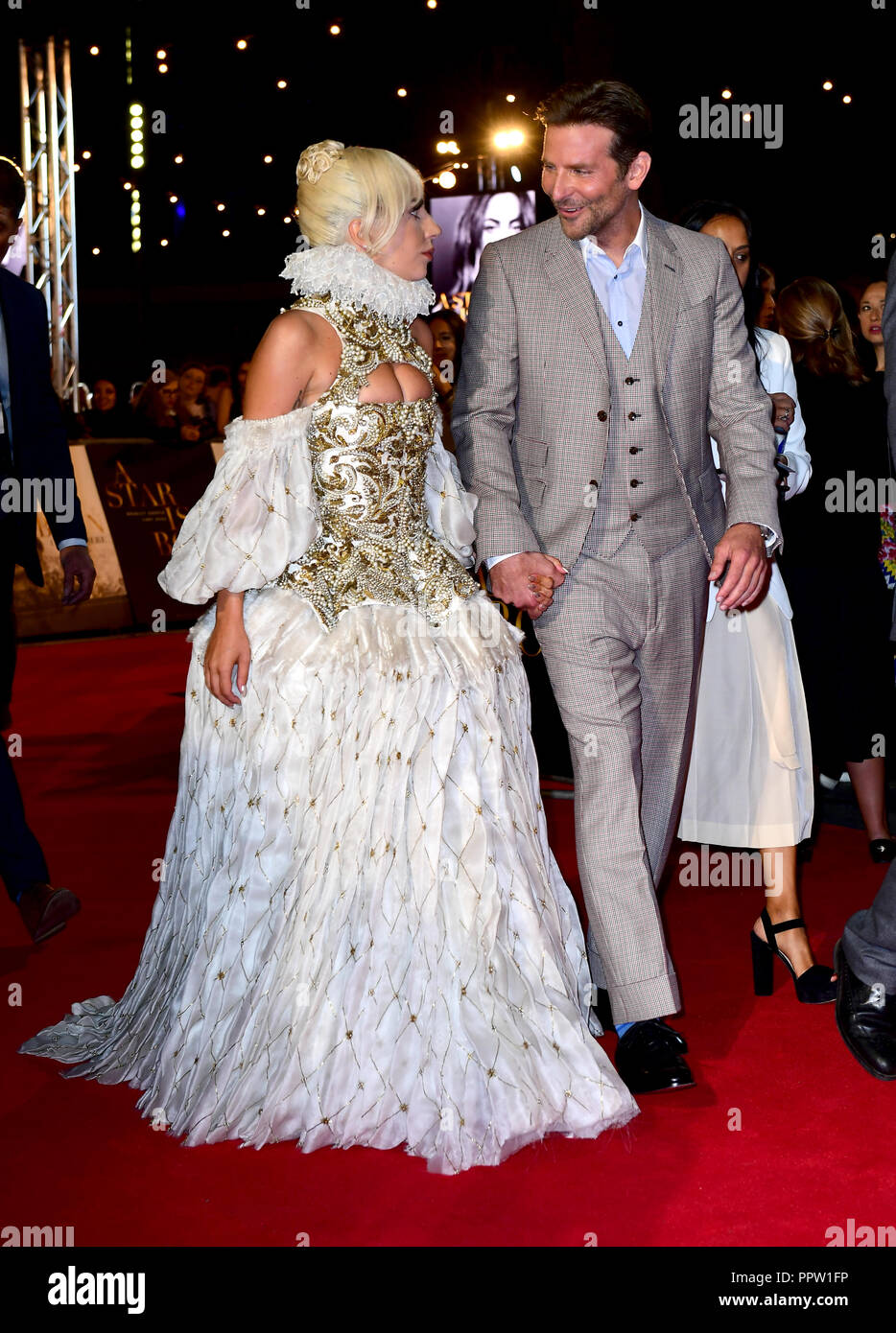 Lady Gaga und Bradley Cooper die Teilnahme an der BRITISCHEN Premiere Star ist geboren am Vue West End, den Leicester Square, London statt. Stockfoto Lady Gaga und Bradley Cooper die Teilnahme an der BRITISCHEN Premiere Star ist geboren am Vue West End, den Leicester Square, London statt. Stockfoto