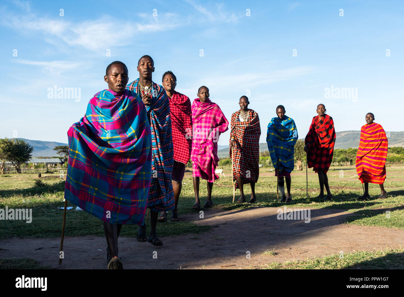 Maasai Leute, die einen Willkommenstanz für Touristen aufführen, Maasai Mara, Kenia Stockfoto
