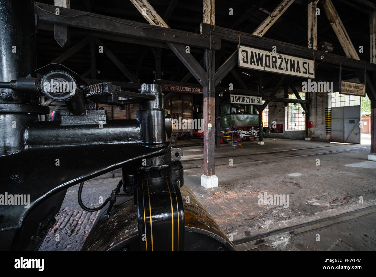 Jaworzyna Slaska, Polen - August 2018: Die alten retro Bahnhof Zeichen mit Städtenamen in der Halle im Museum für Industrie und Bahn hängen Ich Stockfoto