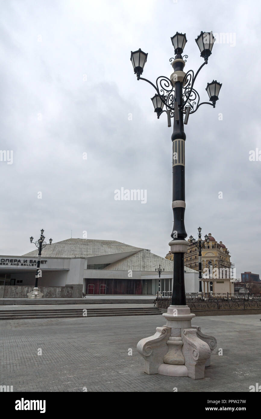 SKOPJE, MAZEDONIEN - 24. FEBRUAR 2018: Mutter Teresa Square und das Opernhaus im Zentrum der Stadt Skopje, Republik Mazedonien Stockfoto