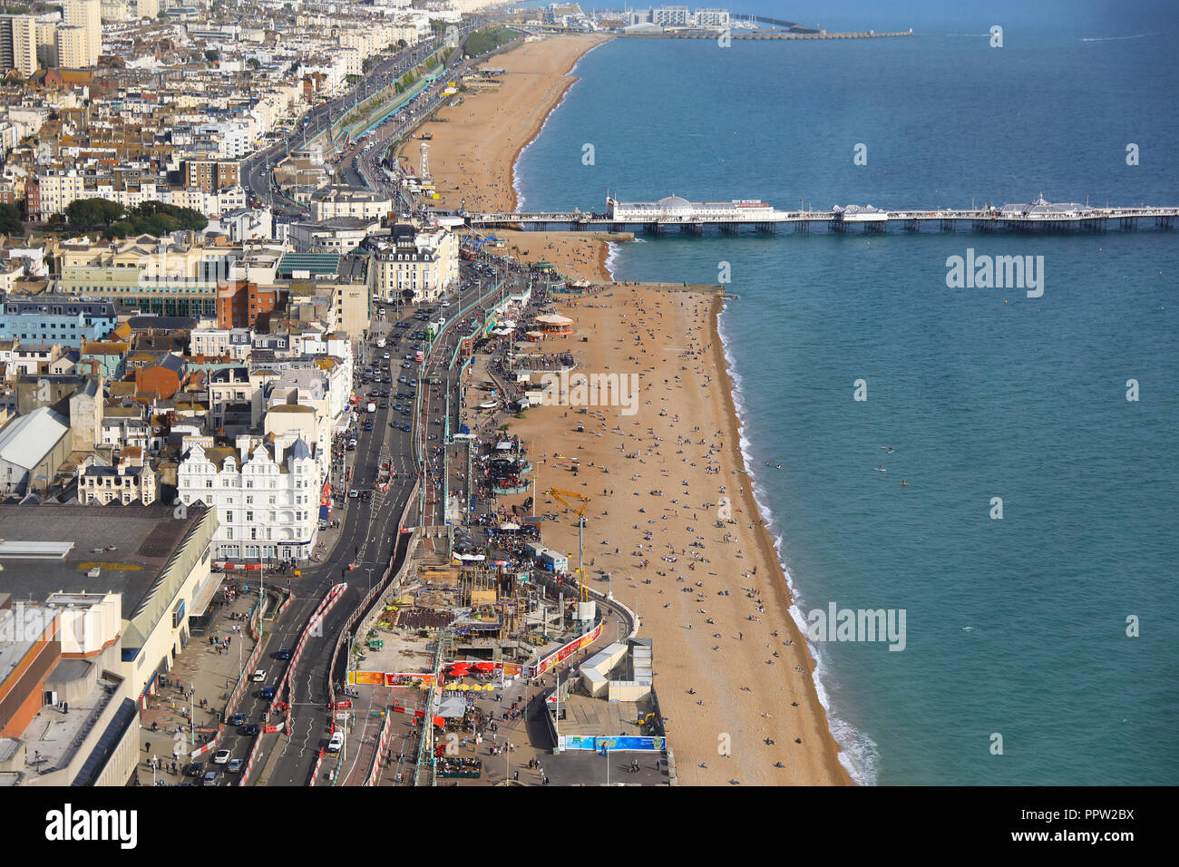 Blick auf den Palace Pier und der Strand von den Pod der Brighton i360, an der Küste, in East Sussex, Großbritannien Stockfoto