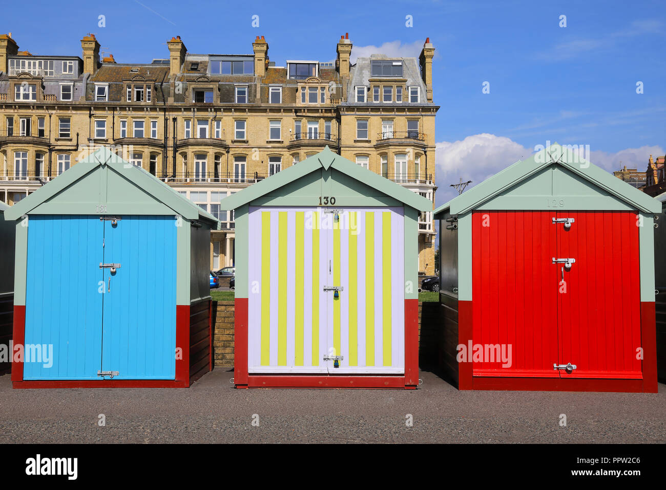 Bunten Badekabinen am Meer in Hove, in der Nähe von Brighton, East Sussex, Großbritannien Stockfoto