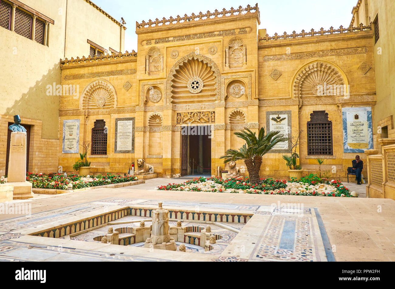 Kairo, Ägypten - Dezember 23, 2017: Das zentrale Gebäude der Koptischen Museum reich verziert mit geschnitzten Muster in der frühen christlichen Stil mit Inscriptio Stockfoto