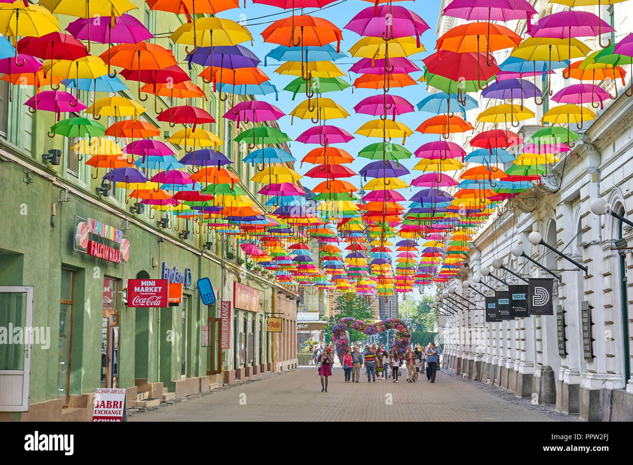 Altstadt Straße mit farbigen Schirme Dekoration in Timisoara, Rumänien Stockfoto