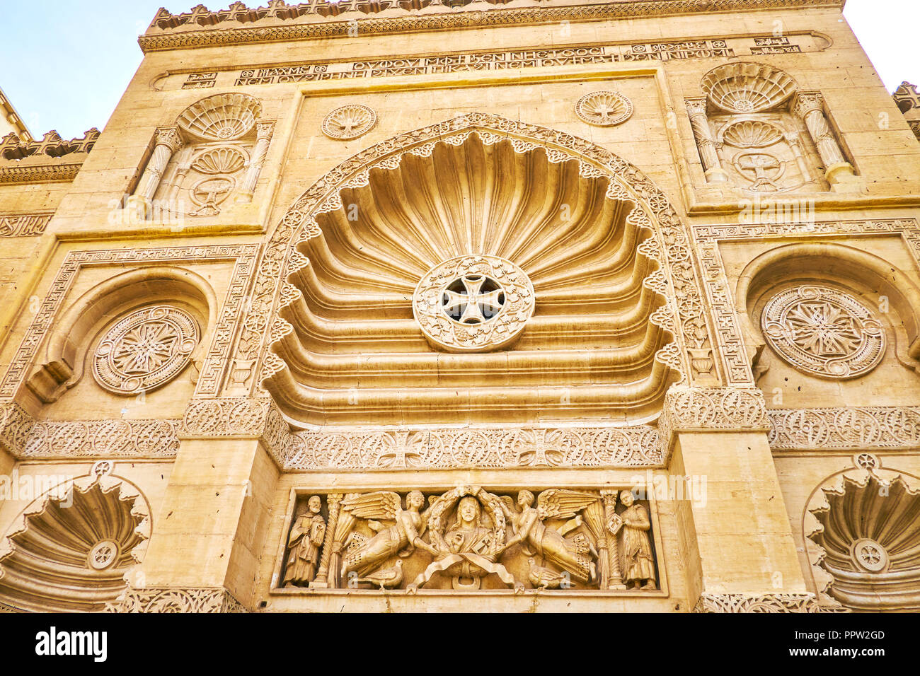 Die wichtigsten Iwan der Koptischen Museum mit schönen geschnitzten Muster in Koptischen Stil mit Reliefs der Heiligen und Engel, Kairo, Ägypten Stockfoto