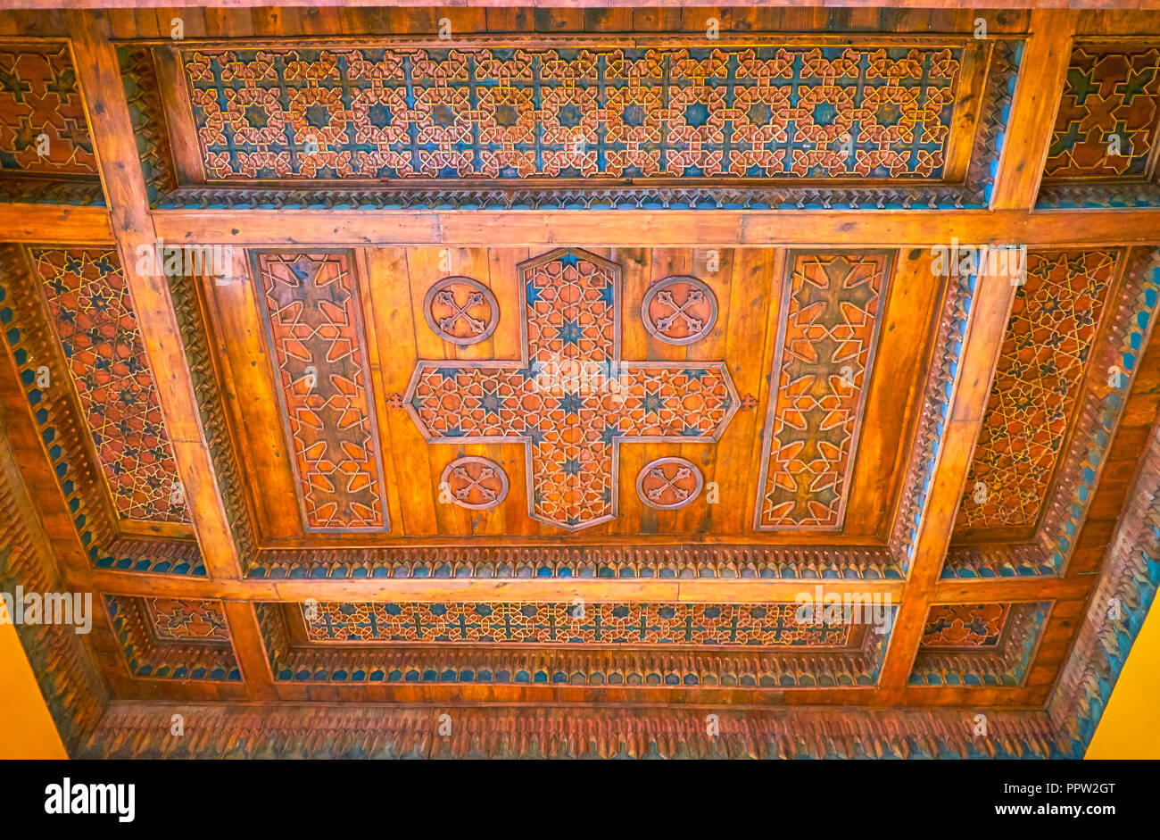 Kairo, Ägypten - Dezember 23, 2017: Die hölzerne Keller mit geschnitzten islamischen geometrische Muster im Koptischen Museum, das am 23. Dezember in Kairo Stockfoto