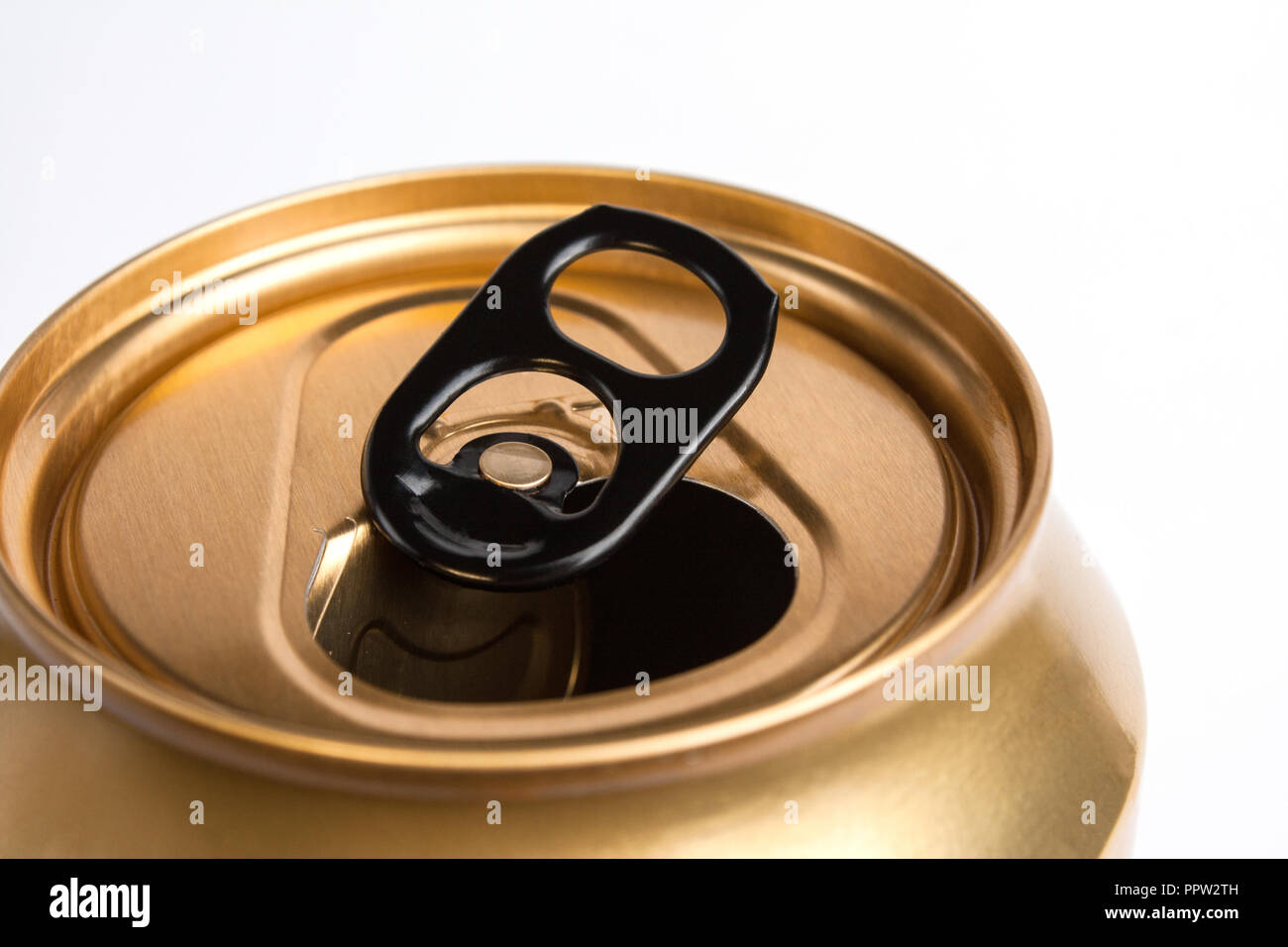 Top eines offenen golden Aluminium kann auf weißem Hintergrund Stockfoto