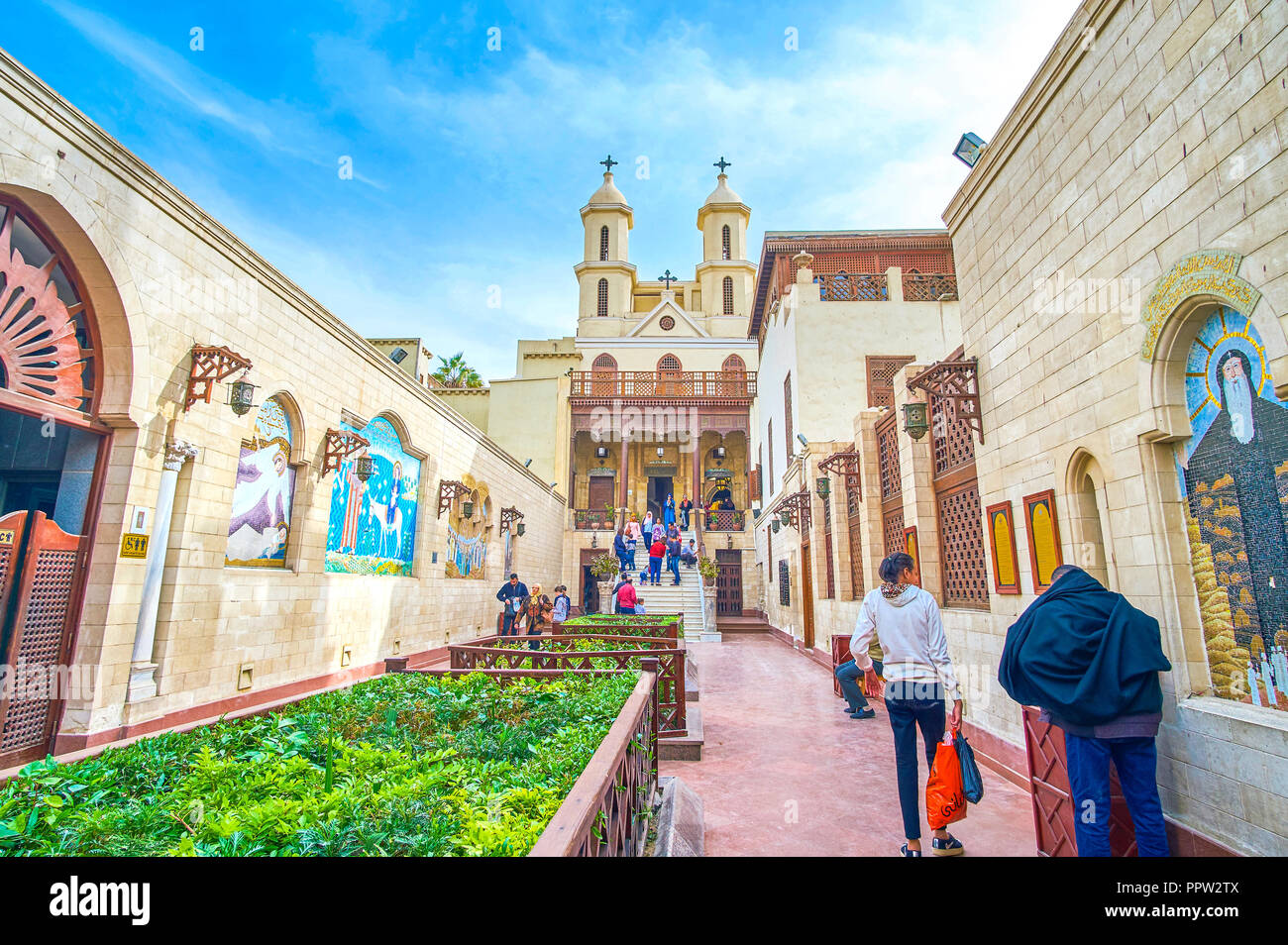 Kairo, Ägypten - Dezember 23, 2017: Der Innenhof des Hängende Kirche mit Blumenbeeten und Mosaik Symbole an den Wänden, am 23. Dezember in Kairo Stockfoto