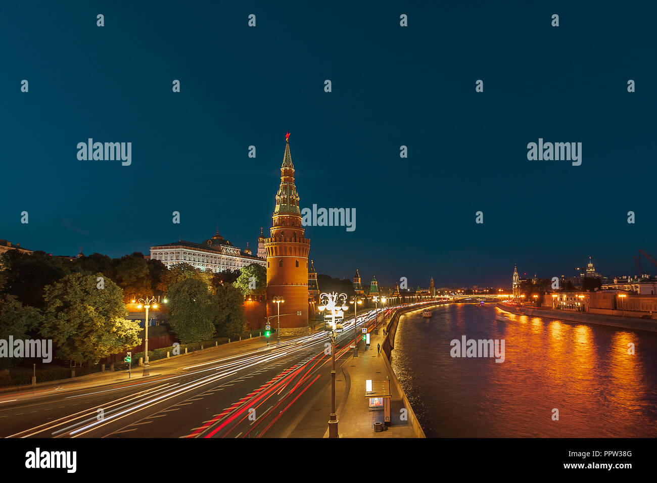 Russland Moskau - 20. September 2018: Nachtansicht der Moskauer Kreml, Kreml Damm, Ampel in der Nacht in Moskau, Russland. Stockfoto