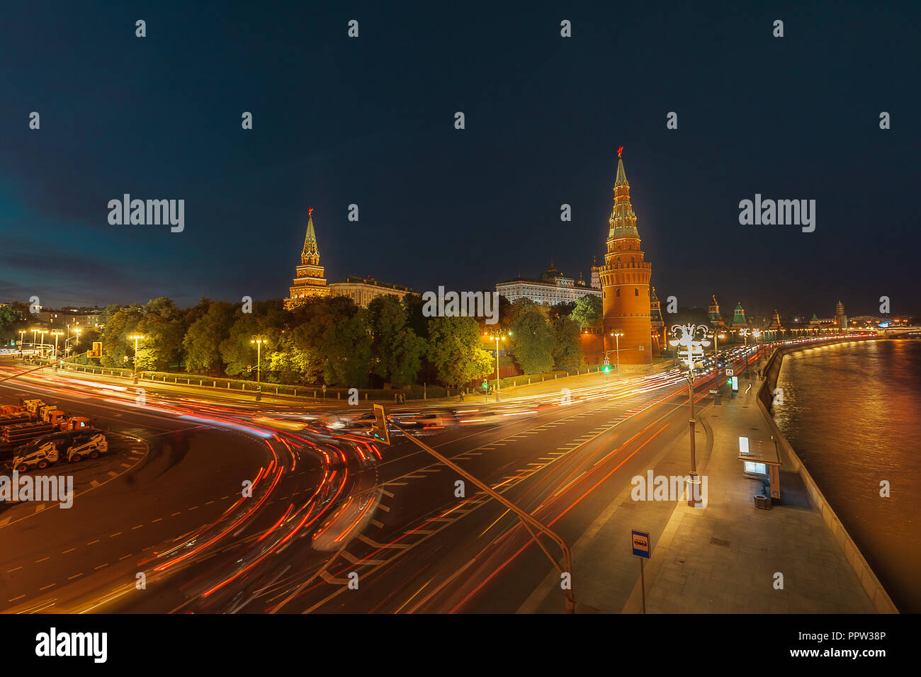 Russland Moskau - 20. September 2018: Nachtansicht der Moskauer Kreml, Kreml Damm, Ampel in der Nacht in Moskau, Russland. Stockfoto
