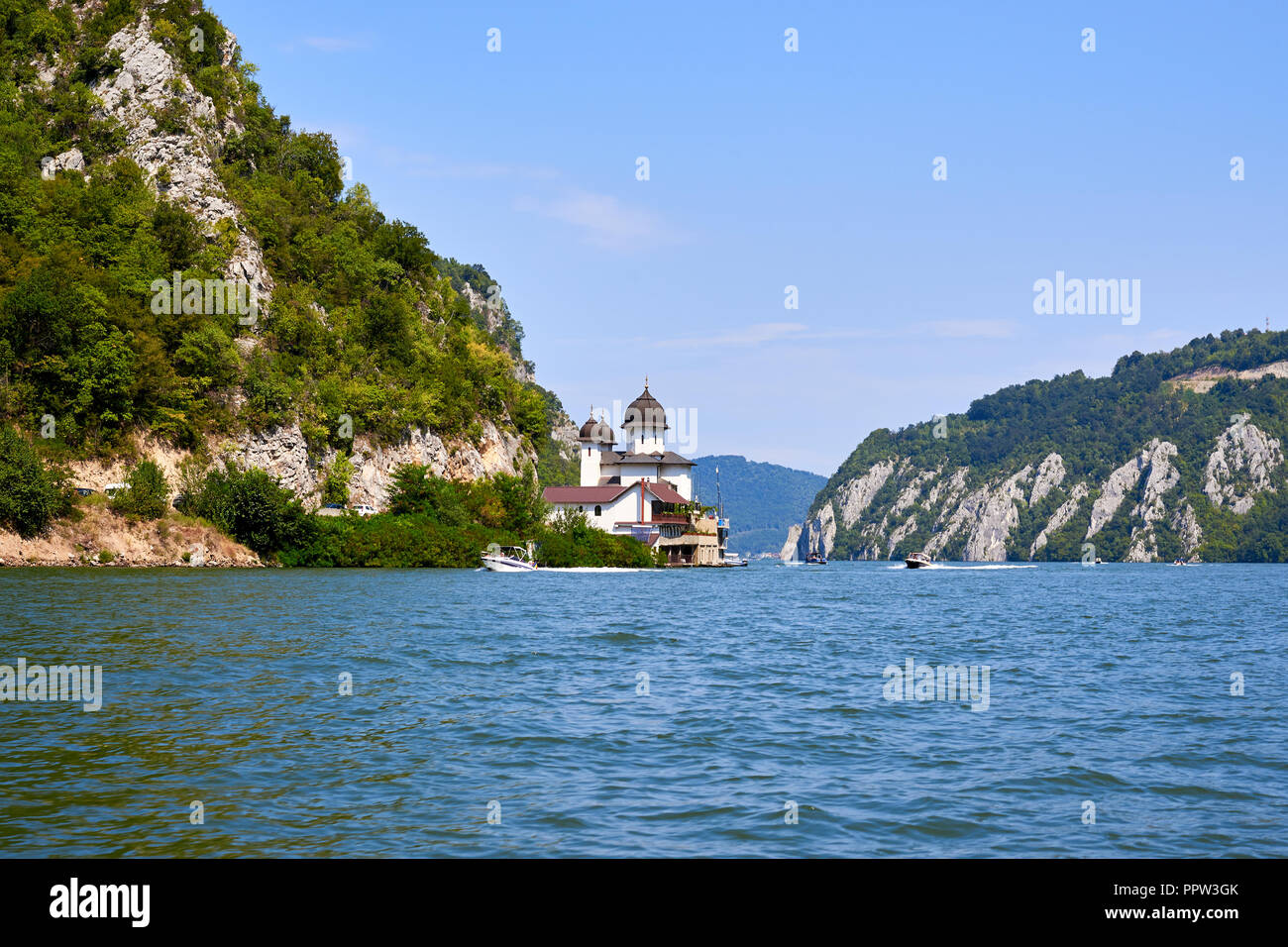 Kirche am Ufer der Donau große Kessel Stockfoto