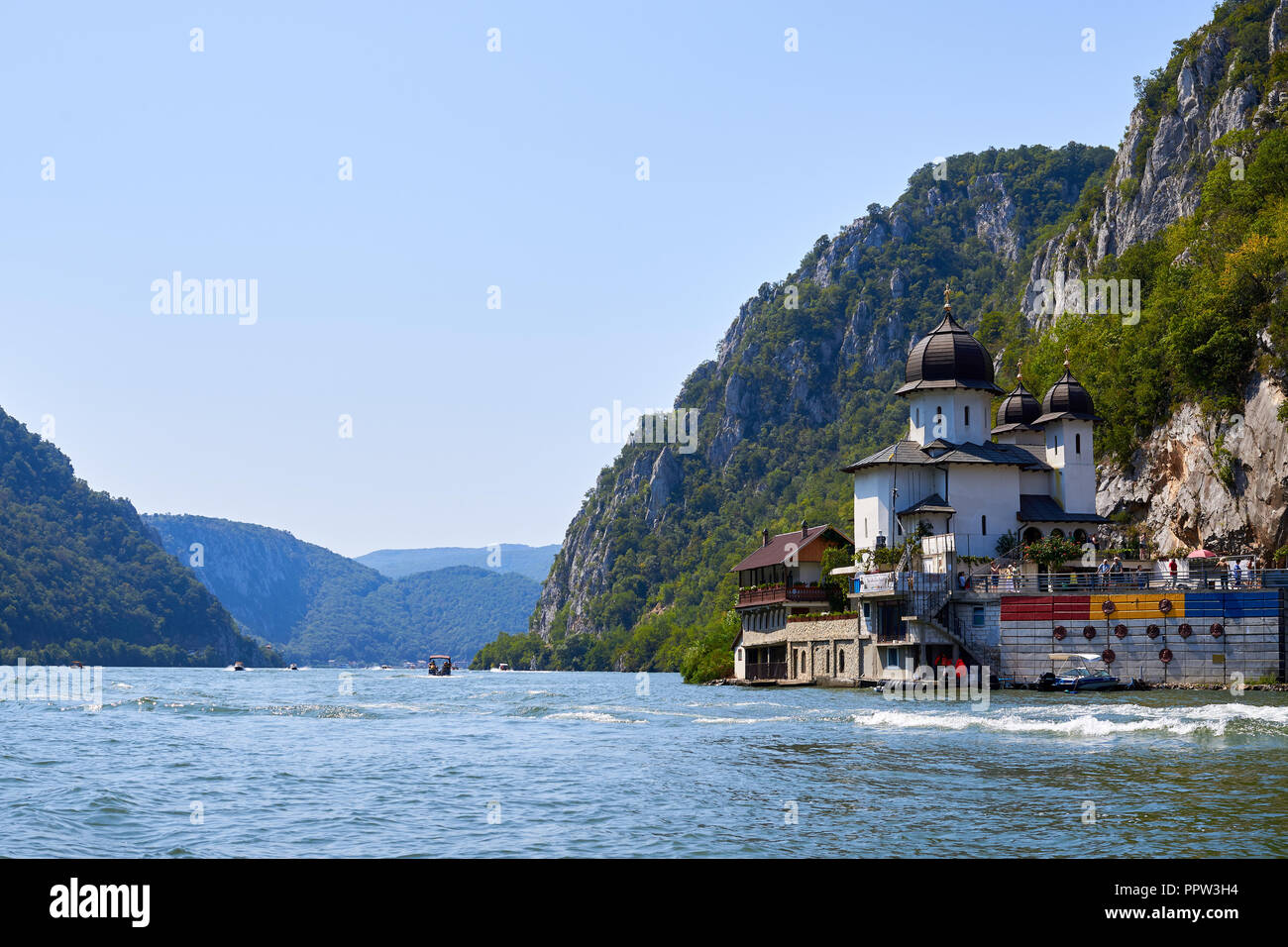 Kirche am Ufer der Donau große Kessel Stockfoto