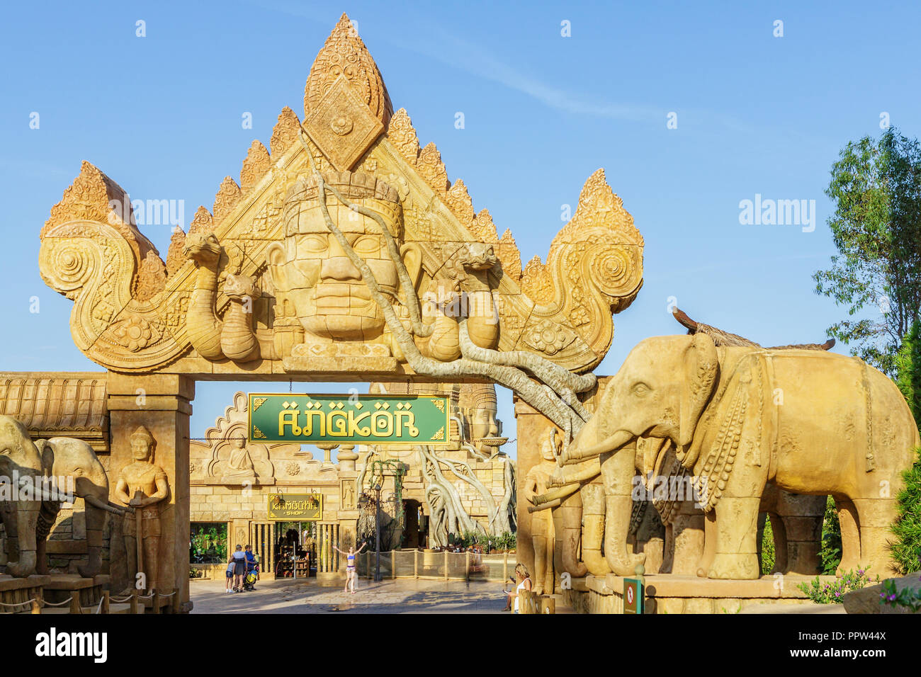 SALOU (PORTAVENTURA), Spanien - 16.Juni 2014: Eingangstor zur Attraktion Angkor im Themenpark Port Aventura entfernt Stockfoto