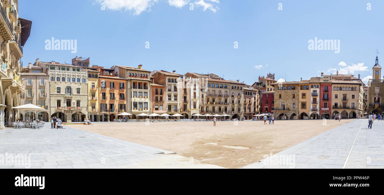 VIC, SPANIEN - 19. JUNI 2014: Historische Gebäude in der Placa Major. Stockfoto